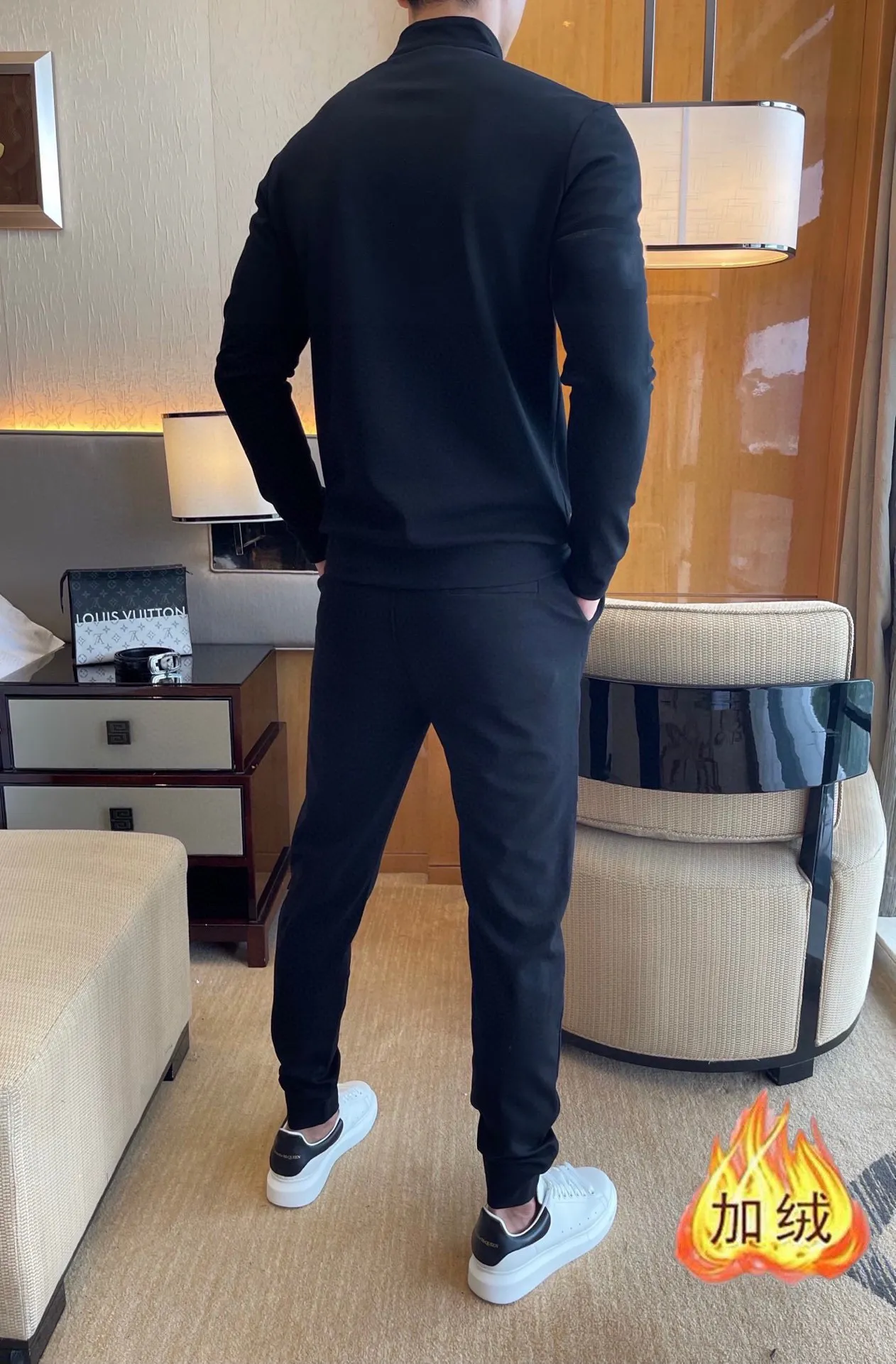 🅿️460 brand [LV Louis Vuitton] (velvet and thickened) 2025 spring new product, celebrities’ favorite fashion-flavored casual suit, clean and neat tailoring, full of urban style. It is made of high-quality customized fabrics, with excellent thermal insulation effect inside, soft and dry feel, and a crisp and stylish upper body effect. The three-dimensional cutting process and the pattern are all of high standards, and the silhouette version has the right benefits! It is not tight at all, and you feel good when you wear it. So many top-quality raw materials create high-end products with unparalleled value. It is the first choice for high-end fashion people. (Size: M-4XL can wear up to 200 pounds)